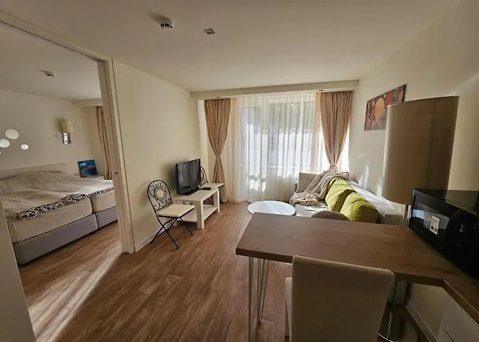 Апартамент Sunlit Forest Боровец